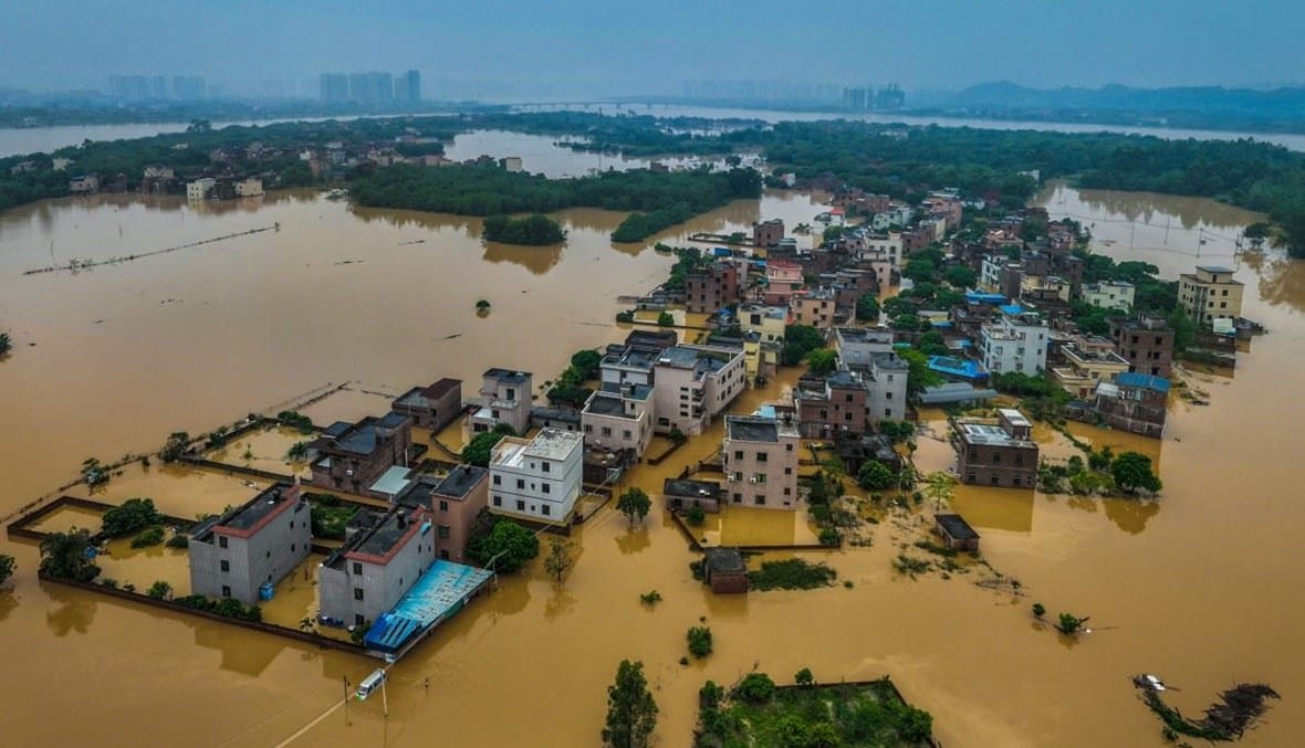 الصين تُخلي بلدة كاملة بسبب الأمطار الغزيرة والرياح تجتاح الجنوب