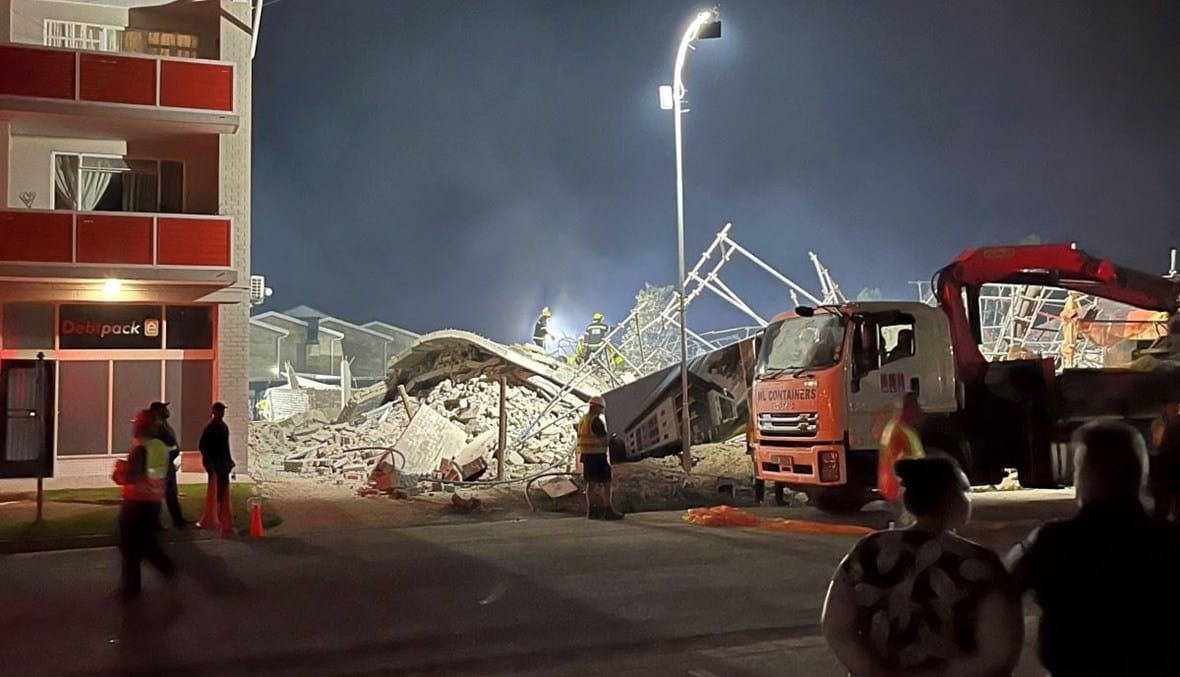 قتلى وعشرات العالقين تحت الإنقاض بعد انهيار مبنى قيد الإنشاء في جنوب إفريقيا